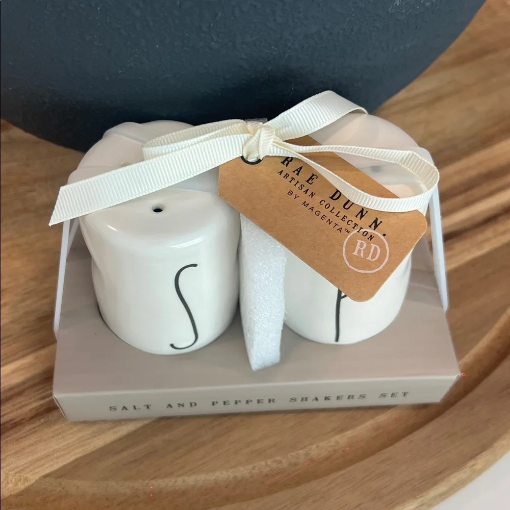 Rae Dunn SAL & Pepper Shakers Set.